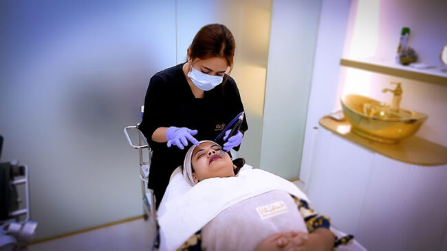 An honourable patient of VitaSkin experiencing Signature Hydrafacial Treatment of VitaSkin